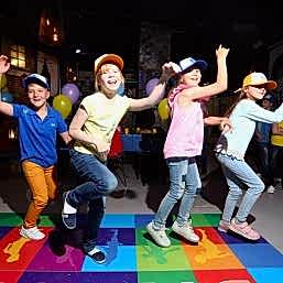 7. Дети отдыхают в зоне отдыха: VR или настольные игры